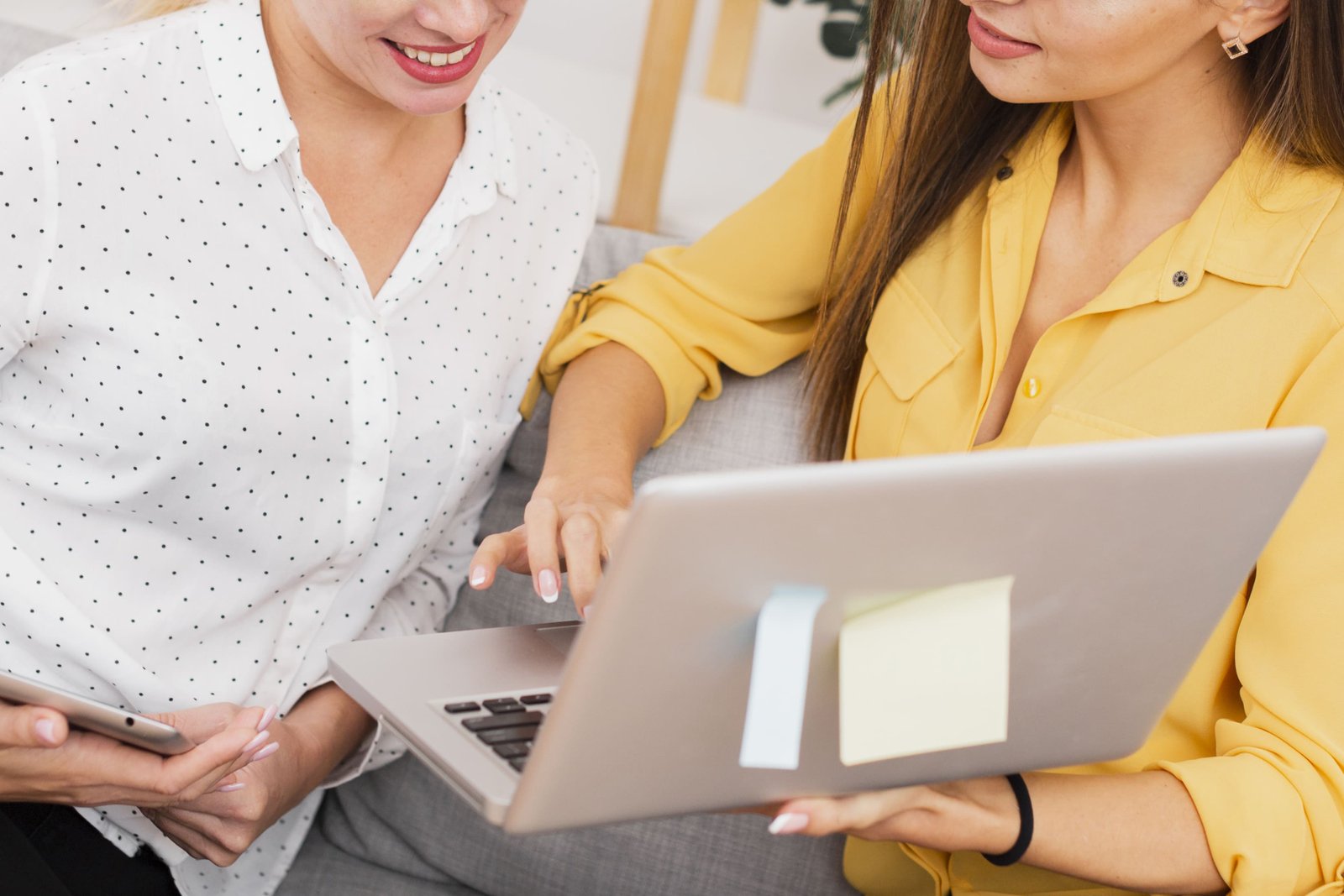 Une femme qui montre les clients sur un ordinateur